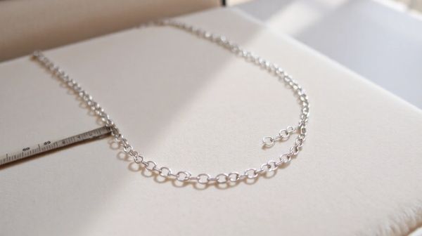 Guide d'achat d'une chaîne en argent : maille et longueur idéales