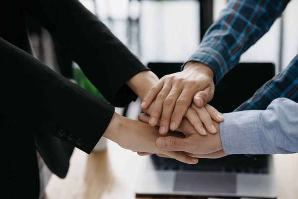 Quels critères déterminent le choix d'une pochette de soirée assortie à des escarpins vernis?