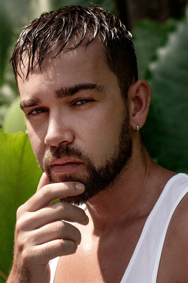 Boucles d'oreilles homme : guide ultime des tendances et styles